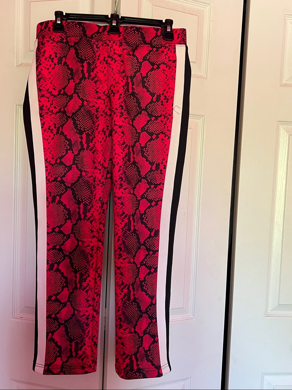 PAM & GELA Women’s Red and Black Snake-Print Athletic Pants Size Medium